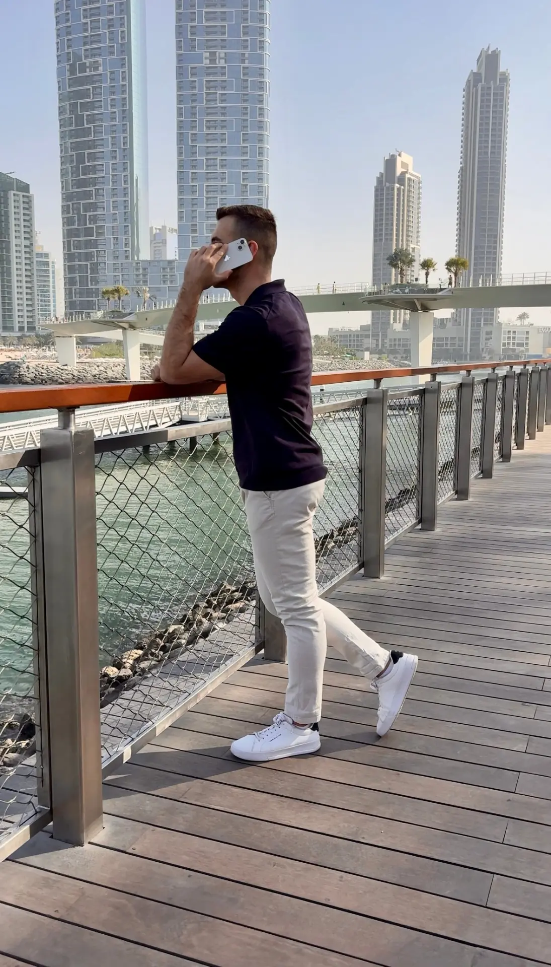 Dominik Krásl telefonuje u nábřeží